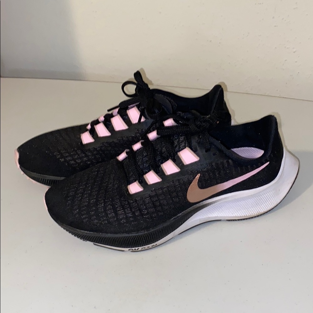 Nike Women's Black and Pink Running Shoes